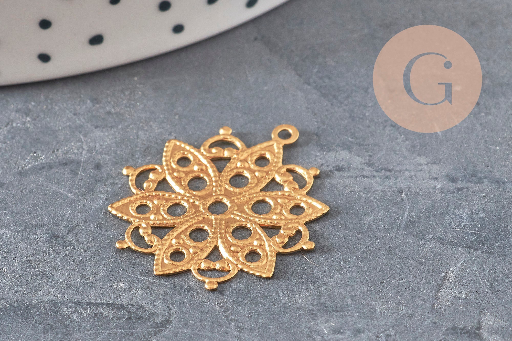 Raw brass round rosette stamped pendant 26mm, x2 (G10166)
