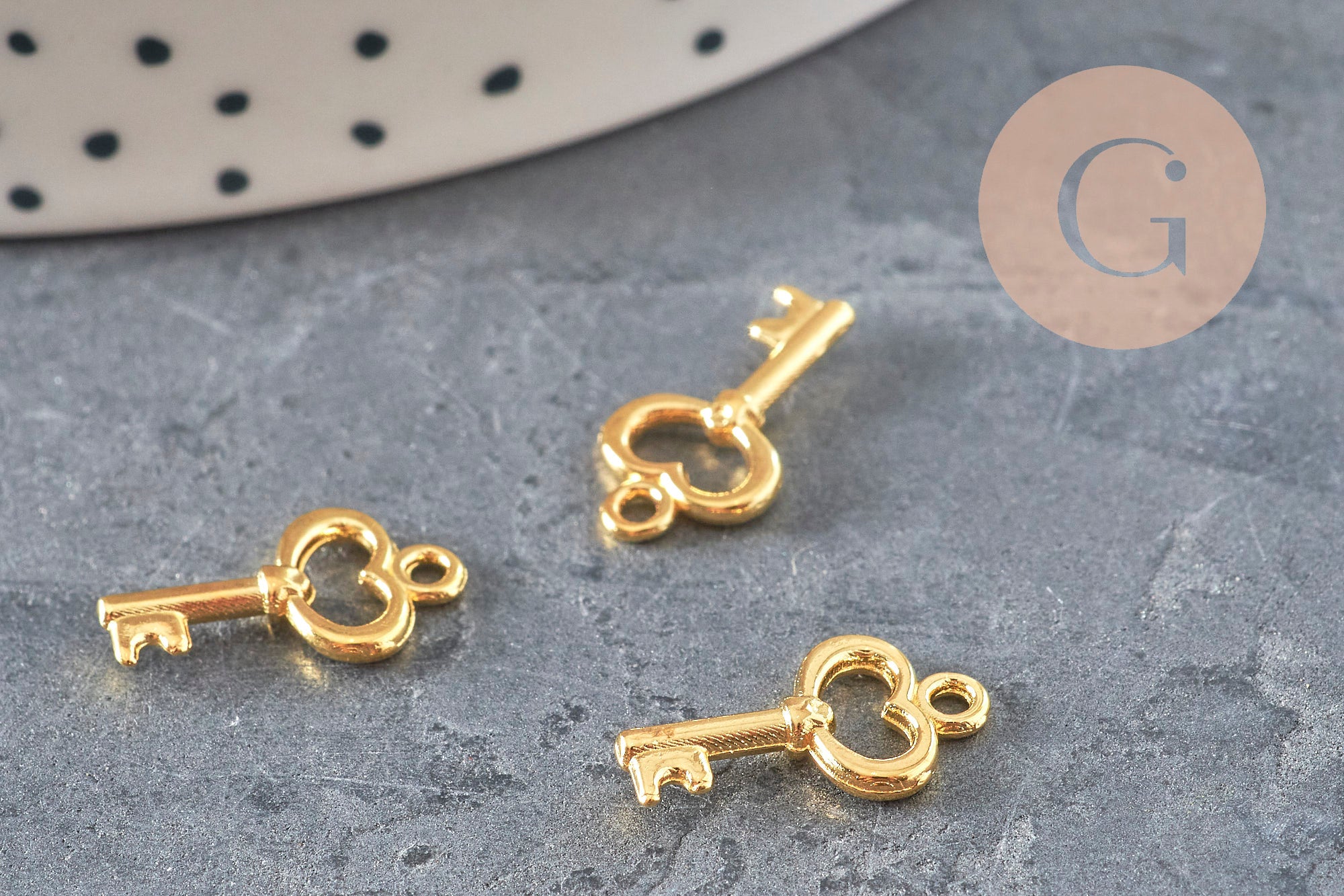 Zamac gold key charm 15.5mm, x10 VALID