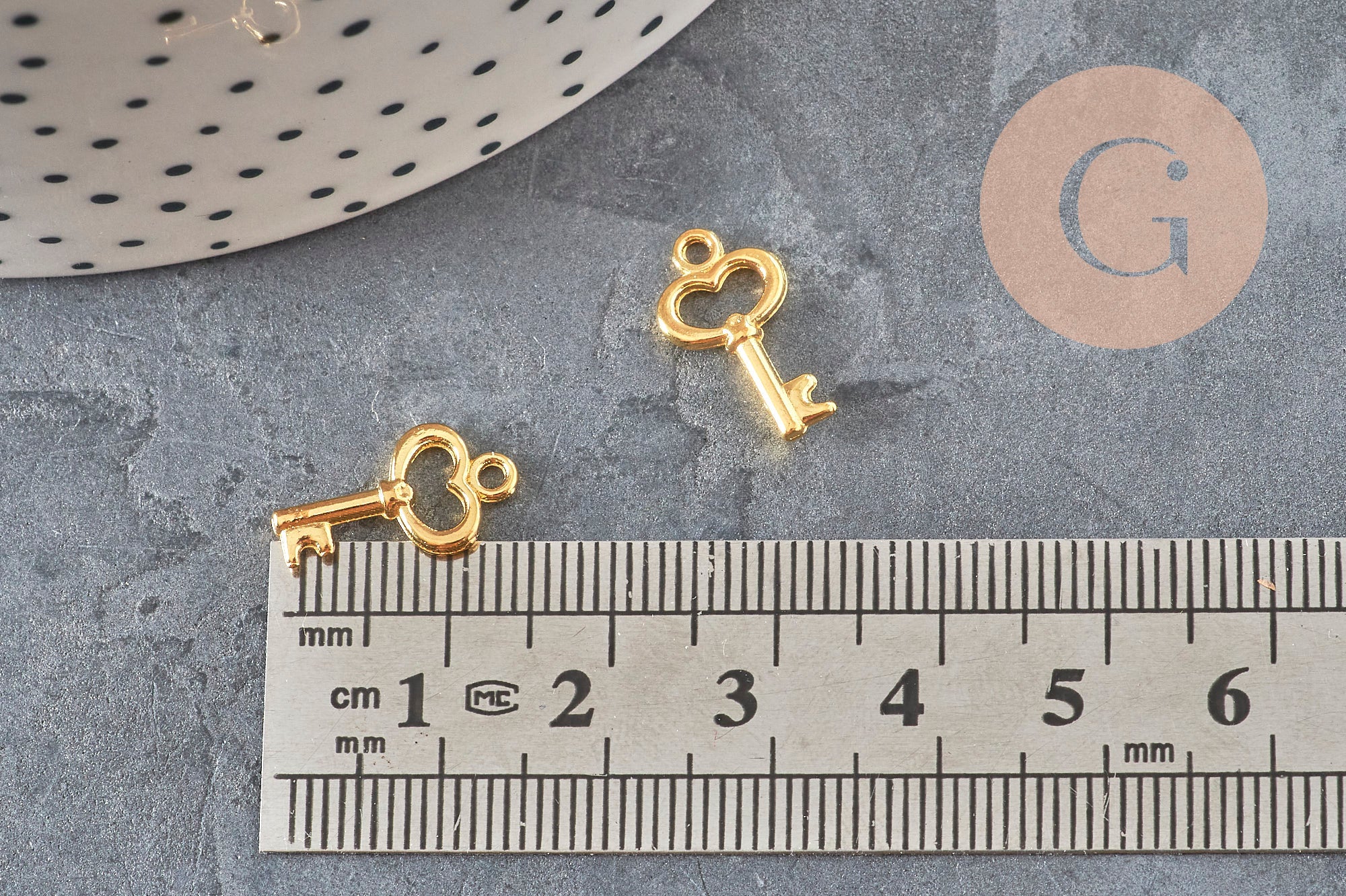 Zamac gold key charm 15.5mm, x10 VALID