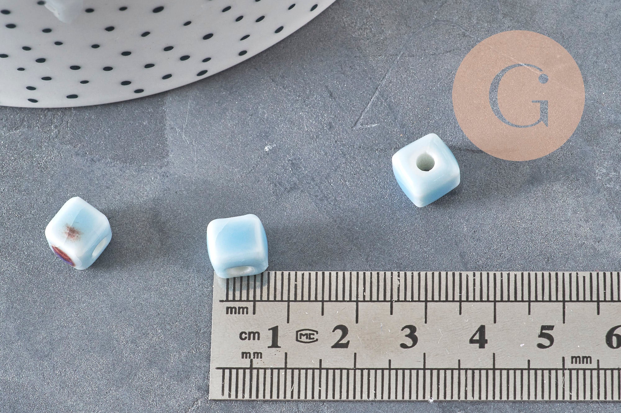Light blue ceramic cube beads 8mm, x5 (G11240)