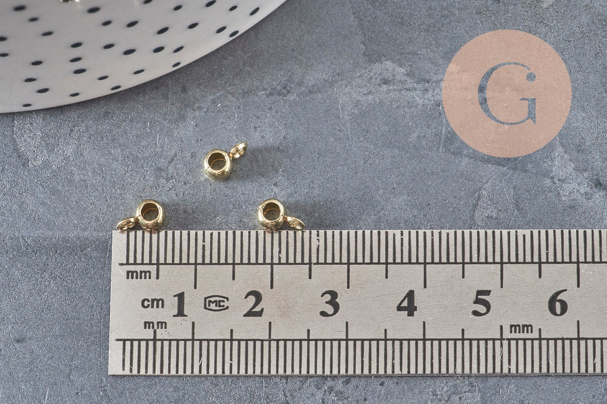 Cuenta colgante con anilla de zamak dorado 6.5x3mm, x10 (G11254)