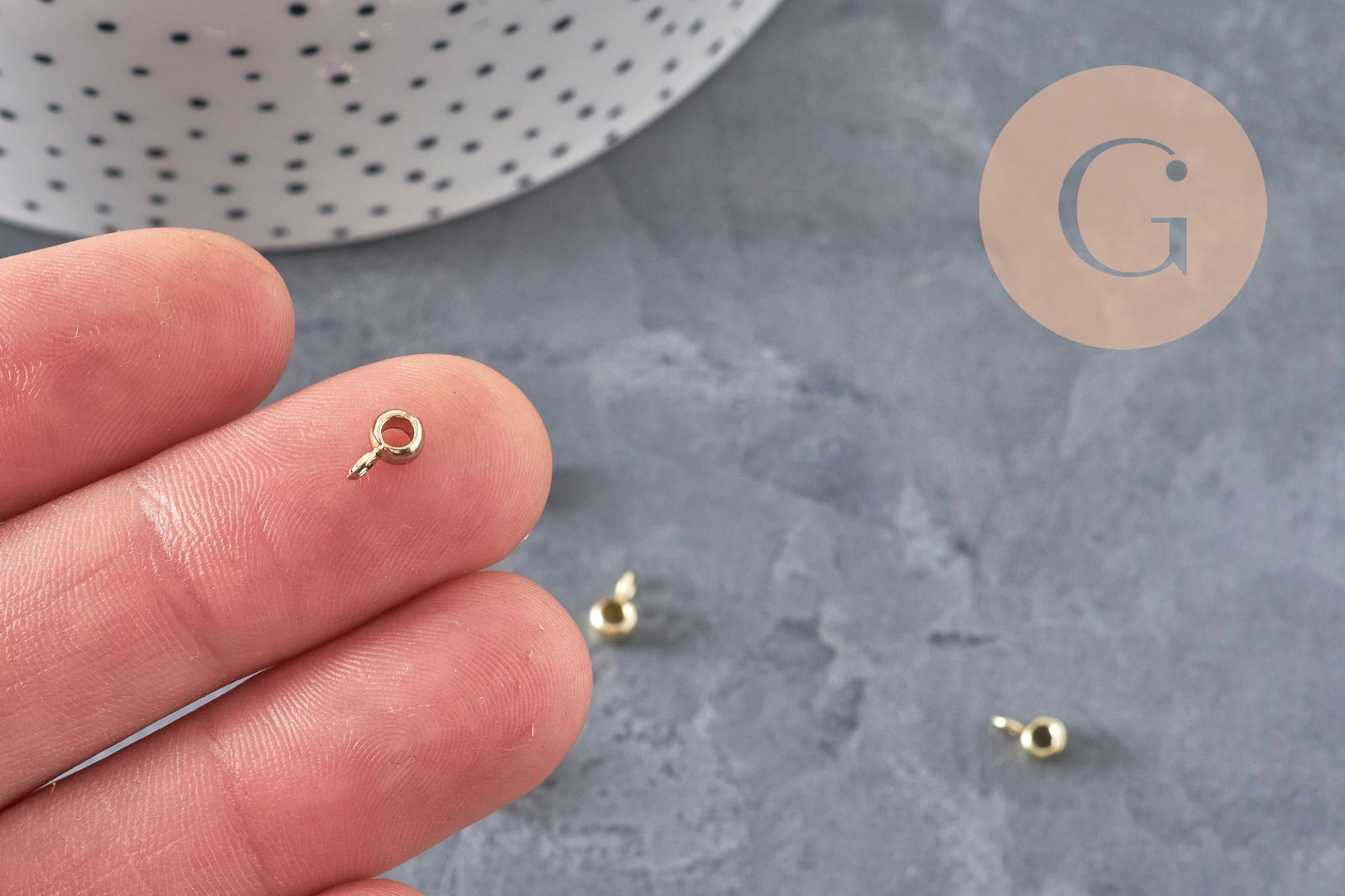 Cuenta colgante con anilla de zamak dorado 6.5x3mm, x10 (G11254)