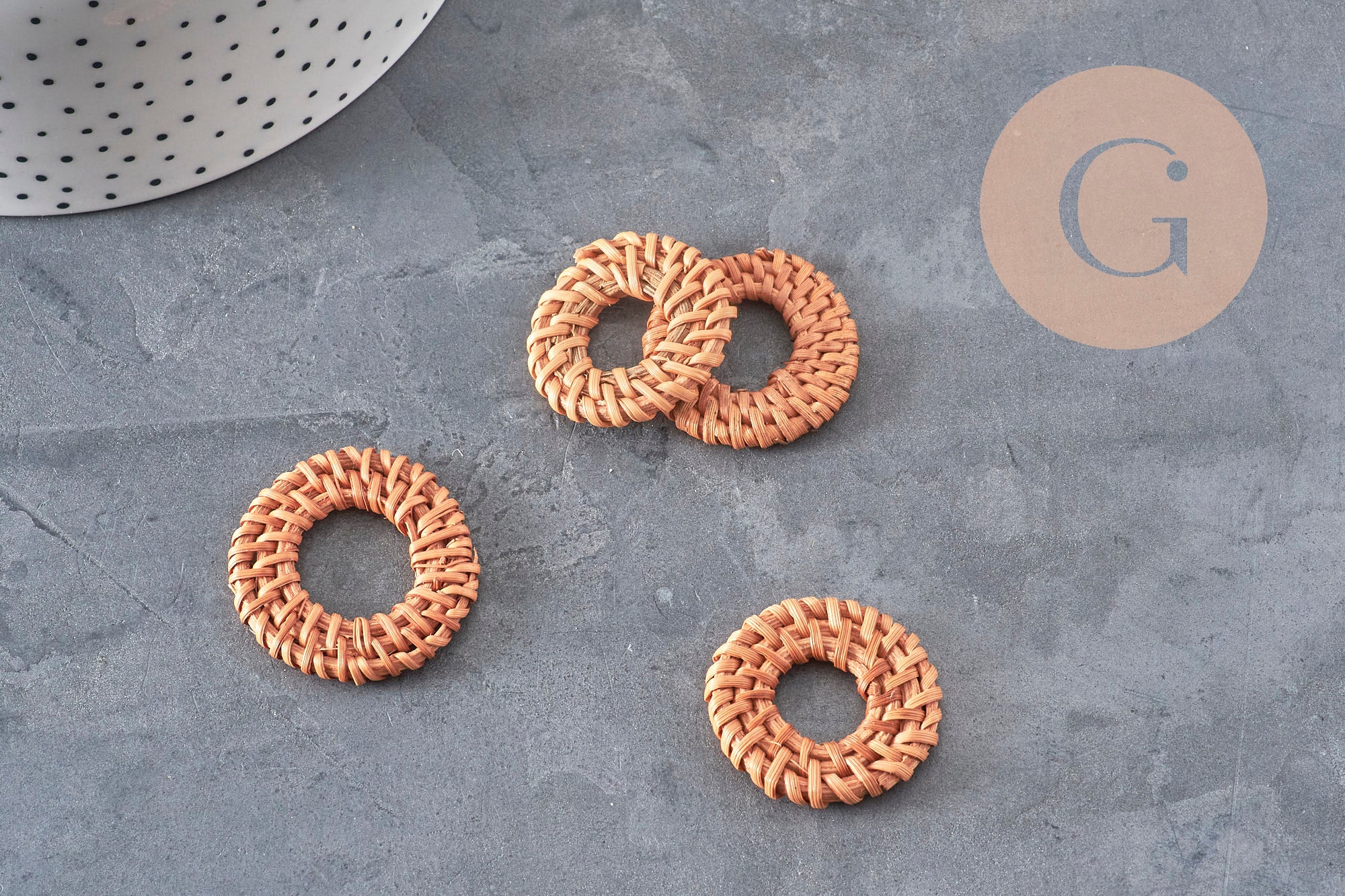 Natural woven wicker round pendant, wooden bead, wicker bead, jewelry creation, geometric beads, 28-34mm, x2 G2951