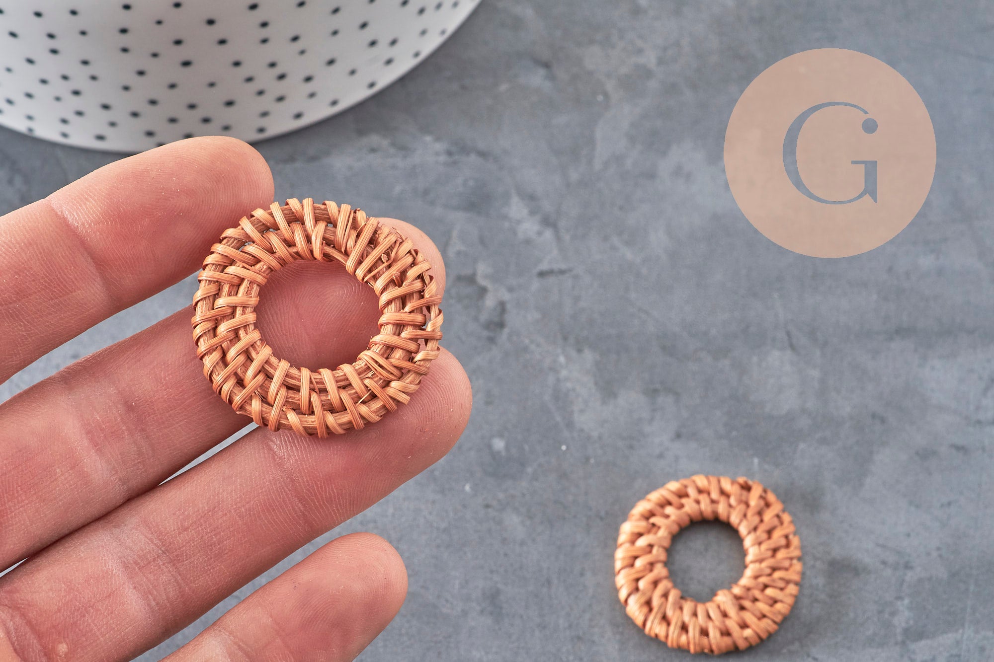 Natural woven wicker round pendant, wooden bead, wicker bead, jewelry creation, geometric beads, 28-34mm, x2 G2951