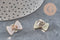 Broche pin's noeudblanc plastique & fer doré 18.5mm, x1 (G11331)