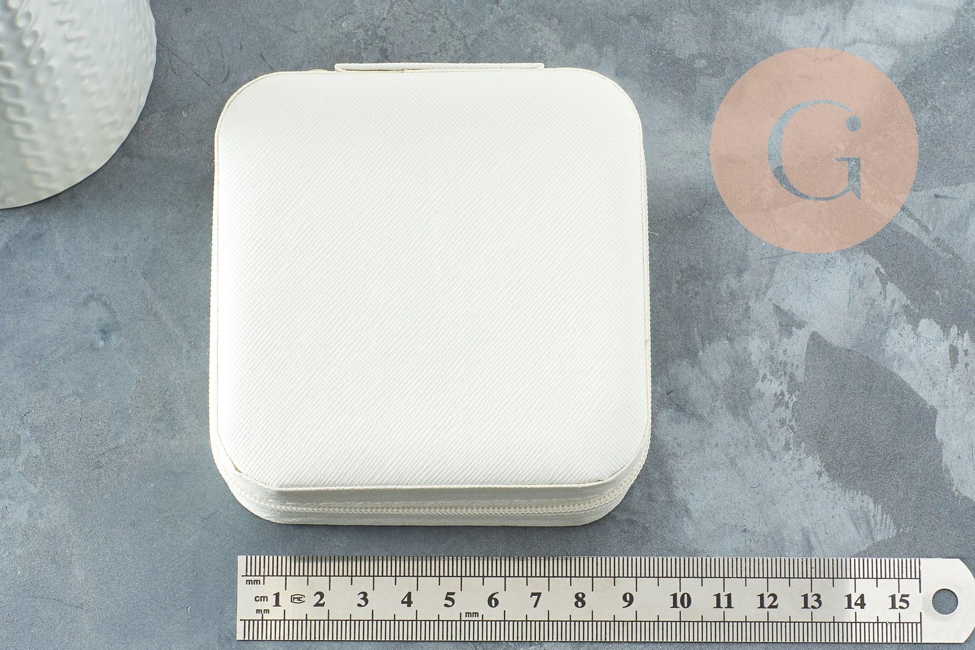 Boite à bijoux en imitation cuir beige carrée 10cm, x1 (G9473)