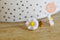 Boucles puces acier doré marguerite blanche résine 13mm, la paire (G7247)