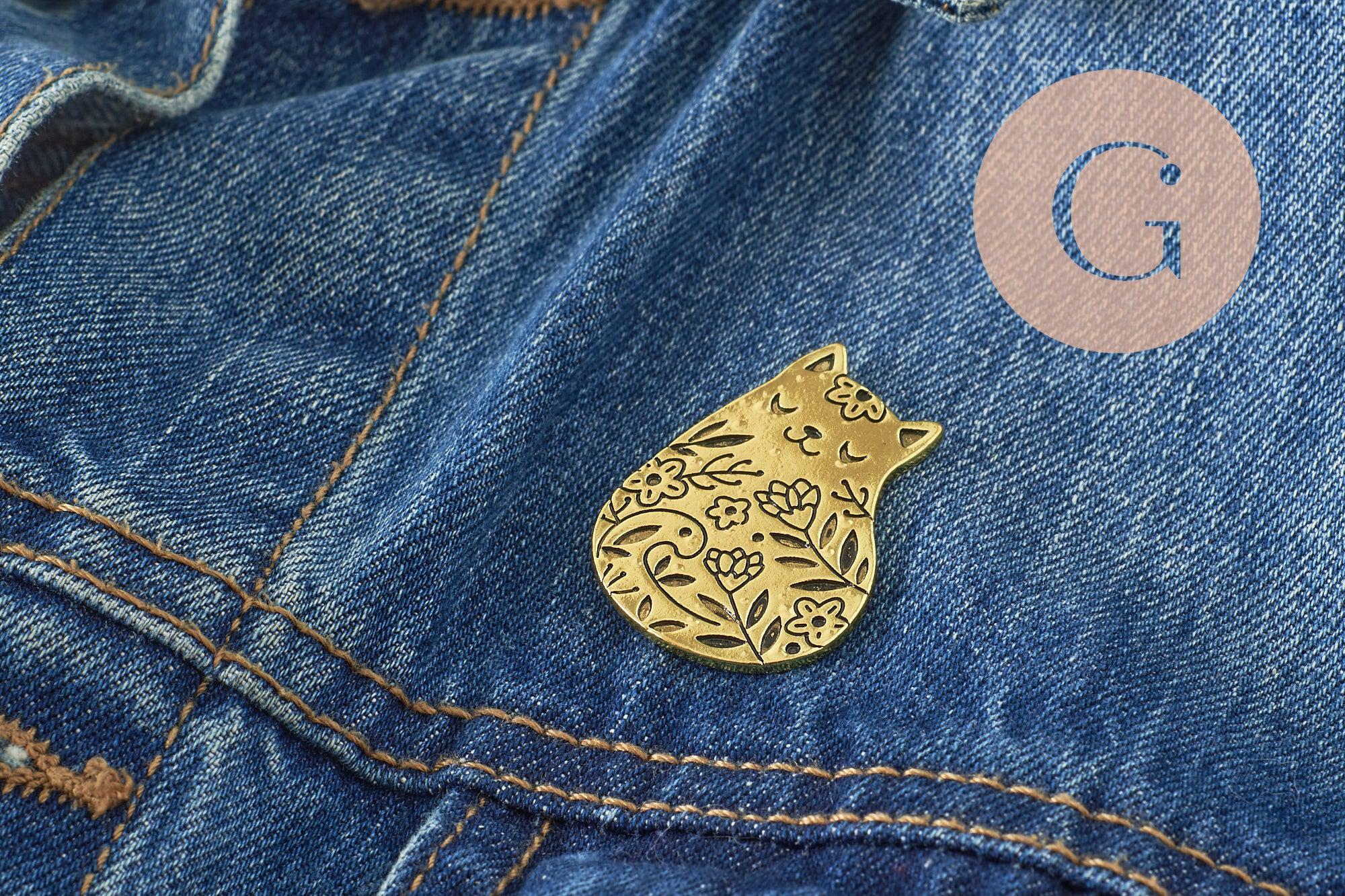 Broche chat assis gravée acier 304 inoxydable doré 35mm, x1 (G9785)