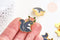Broche pins animal écureil motif végétal doré émail, décoration veste, 27x26mm,x1 (G5540)