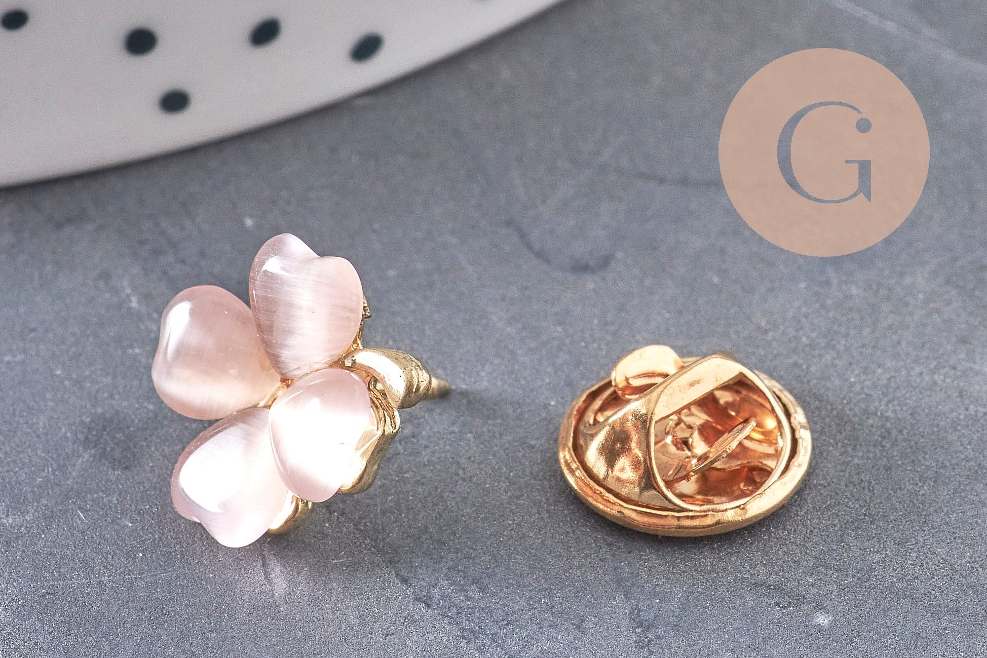 Broche trèfle à 4 feuilles zamac doré verre rose 13.5mm, x1 (G10991)