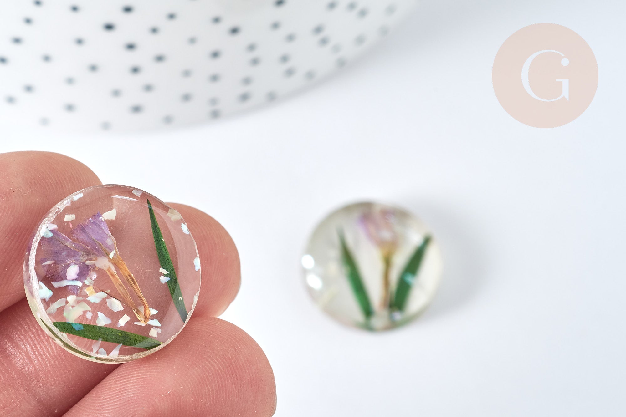 Cabochon Rond résine fleurs séchées et nacre 20mm, x1 (G7443)
