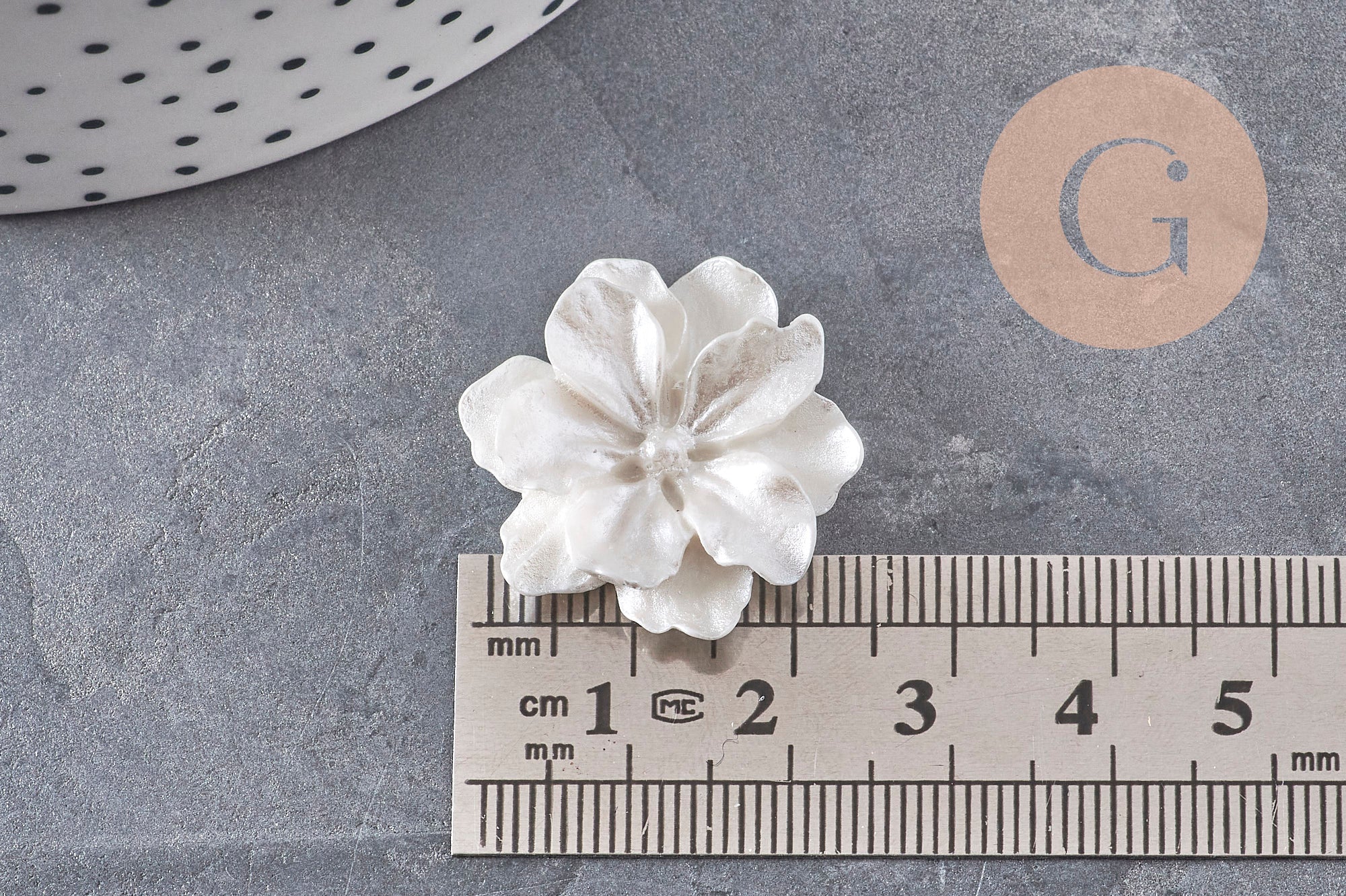 Cabochon fleur résine blanche nacrée 24mm, x2 (G4388)