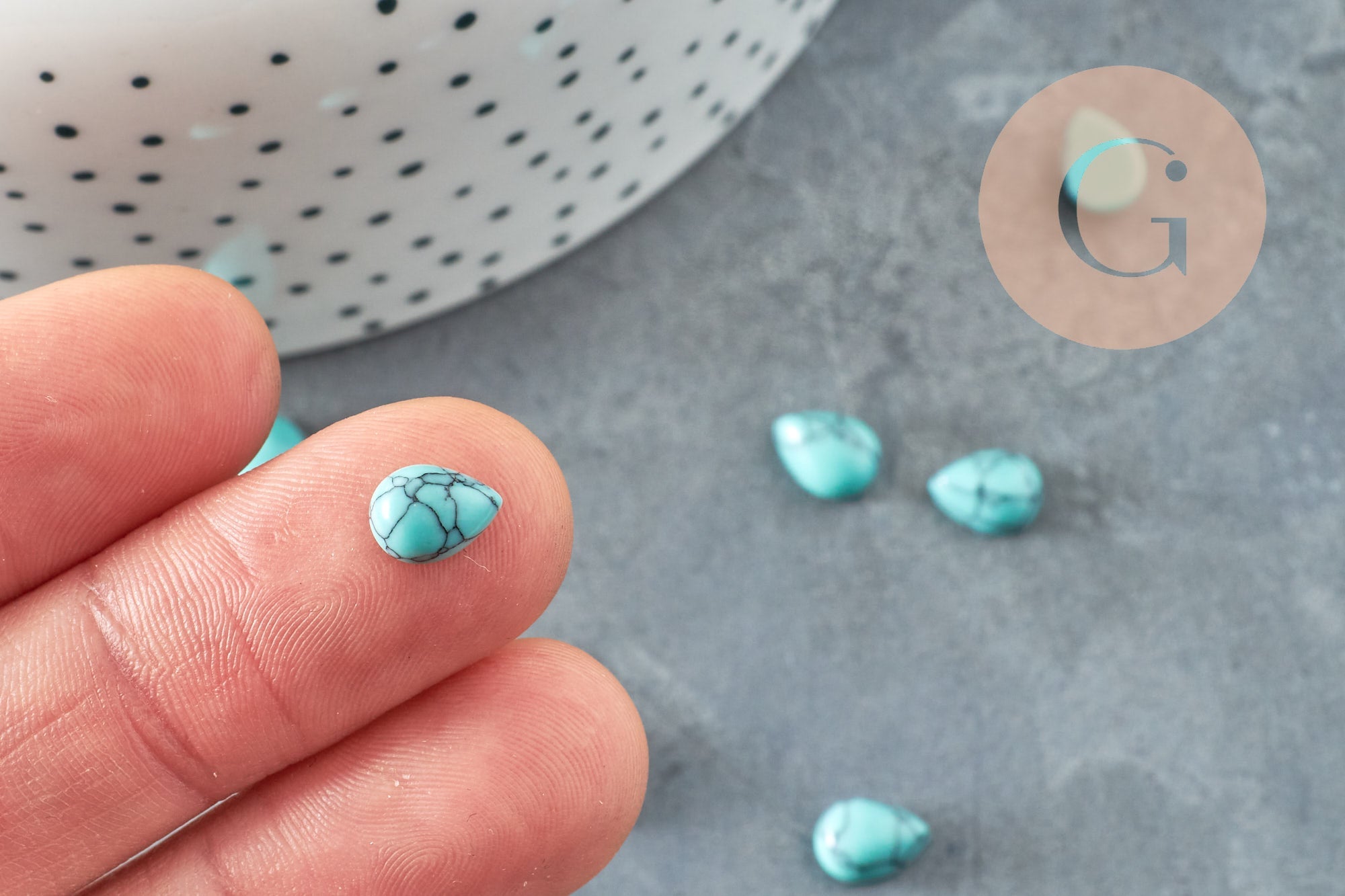 Cabochon goutte turquoise synthétique 8x6mm, x1 (G7653)