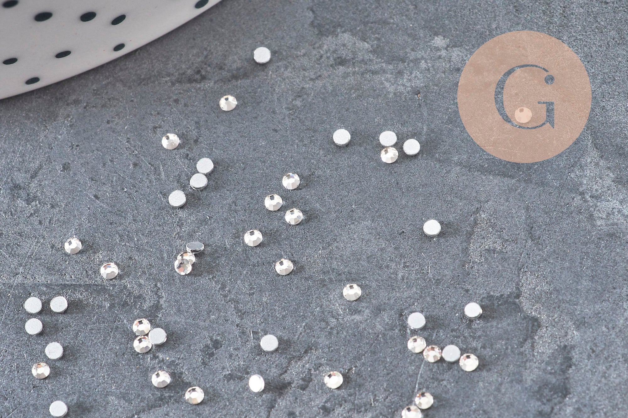 Round transparent crystal rhinestone cabochon 2.5mm, x 0.15 gram (G2287)
