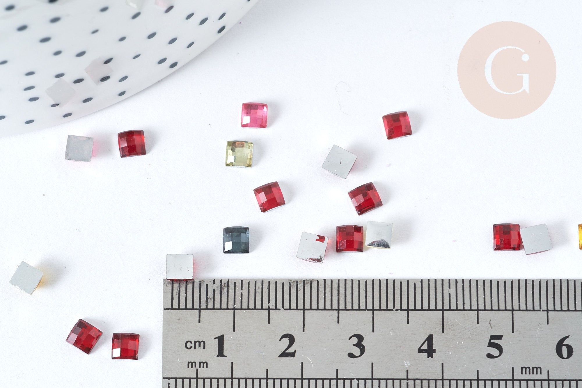 Cabochon strass plastique multicolore carré 4x4mm, x 5 grammes (G8338)