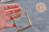Cadre photo suspendu carré en verre avec contour en laiton doré et chaînette, style bohème chic.