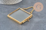 Cadre photo suspendu carré en verre et métal doré avec chaînette, style bohème chic pour herbier ou décoration murale.