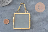 Cadre photo suspendu carré en verre et métal doré avec chaînette, style bohème chic pour herbier ou décoration murale.