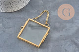 Cadre photo suspendu carré en verre avec contour en laiton doré et chaînette, style bohème chic.
