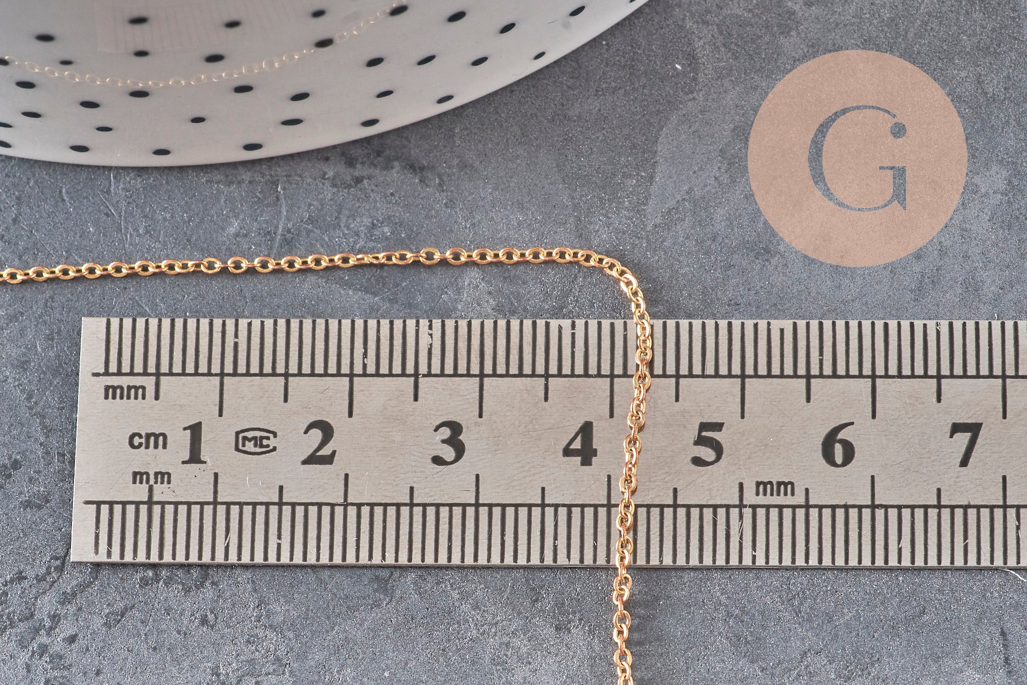 Chaîne forçat fine en laiton brut de 1mm de large, idéale pour la création de bijoux DIY, présentée sur une règle graduée.