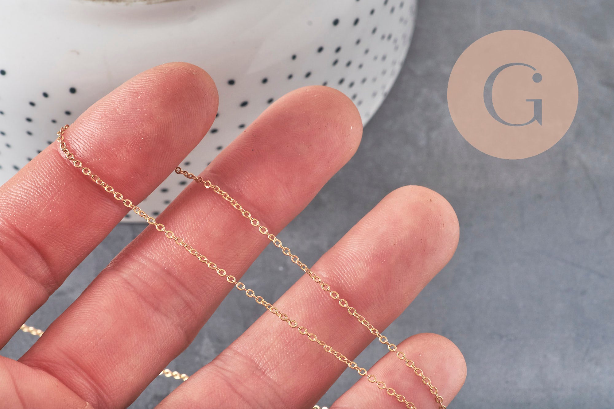Chaîne forçat fine en laiton brut doré de 1mm, idéale pour la création de bijoux fantaisie DIY.