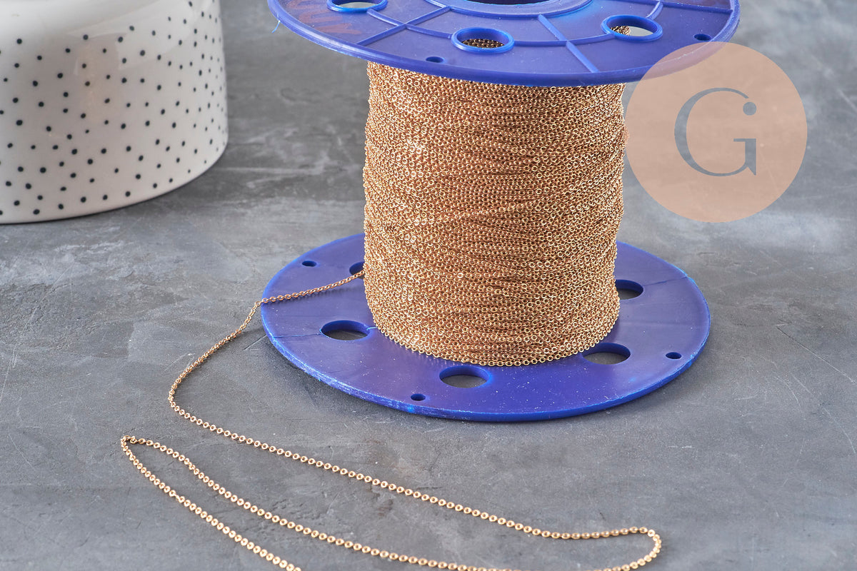Bobine de 5 mètres de chaîne forçat fine en laiton brut doré de 1mm pour la création de bijoux DIY.