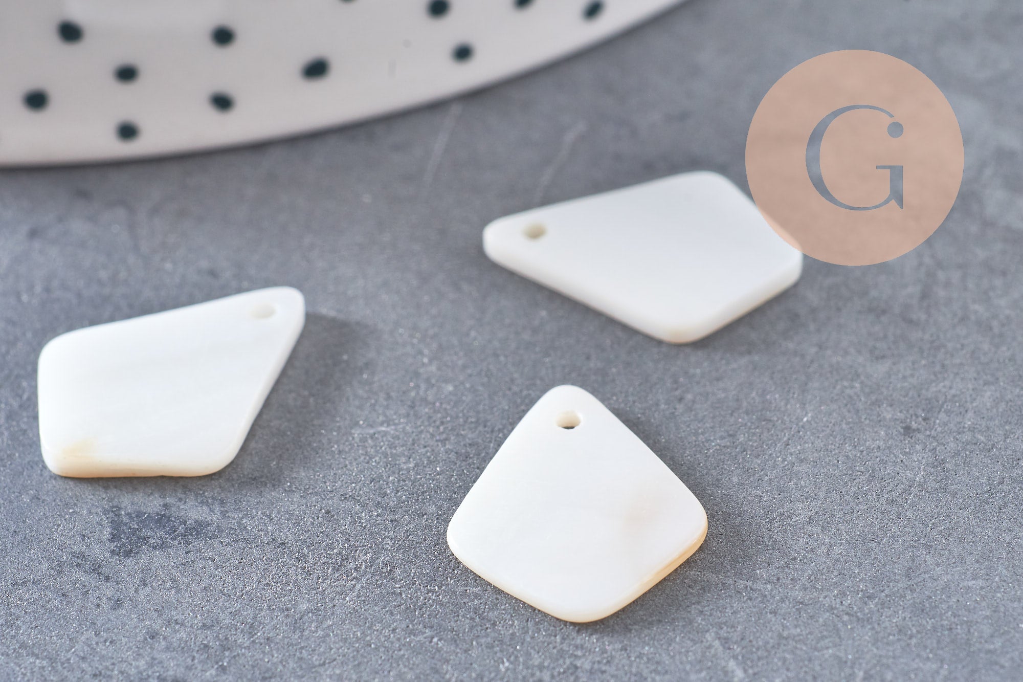 Charm losange nacre blanche naturelle 20mm, x 10 (G1062)