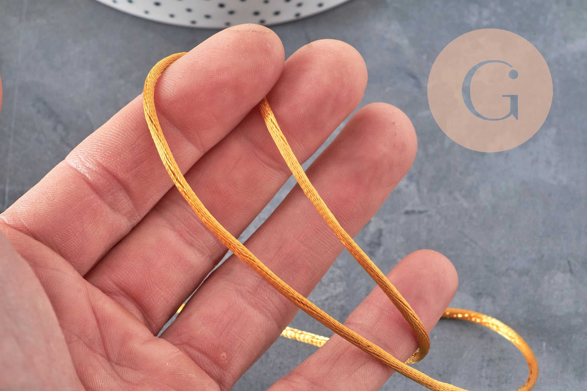 Cordón cola de ratón poliéster dorado claro 2mm, x5 metros (G11222)