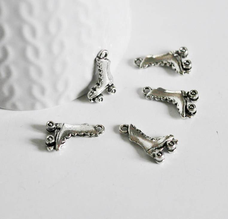 EP Breloques roller argent tibétain,fournitures créatives,argent tibétain,patin à roulettes, breloque argent, création bijoux, x 5,G2403