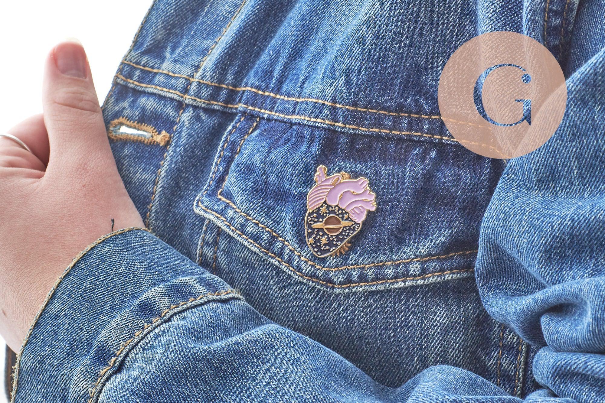 EP-Broche coeur noir violet mystique doré émail noir 29.5mm, x1 (G6377)
