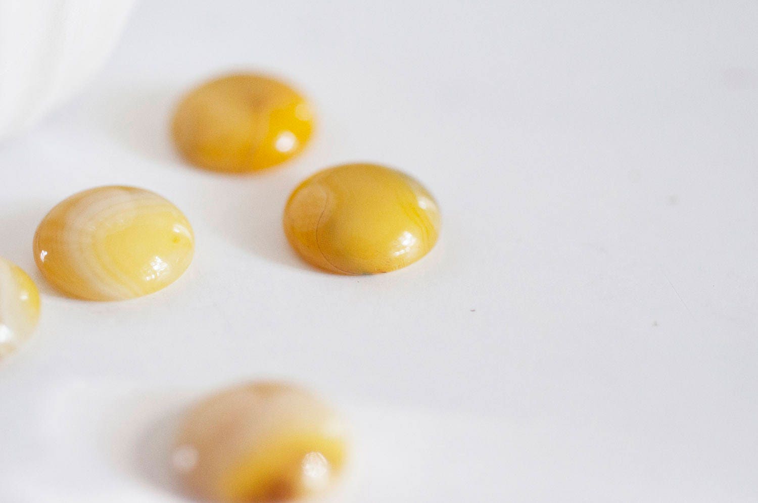 EP Cabochon rond agate naturelle jaune 14mm, x1 (G1012)