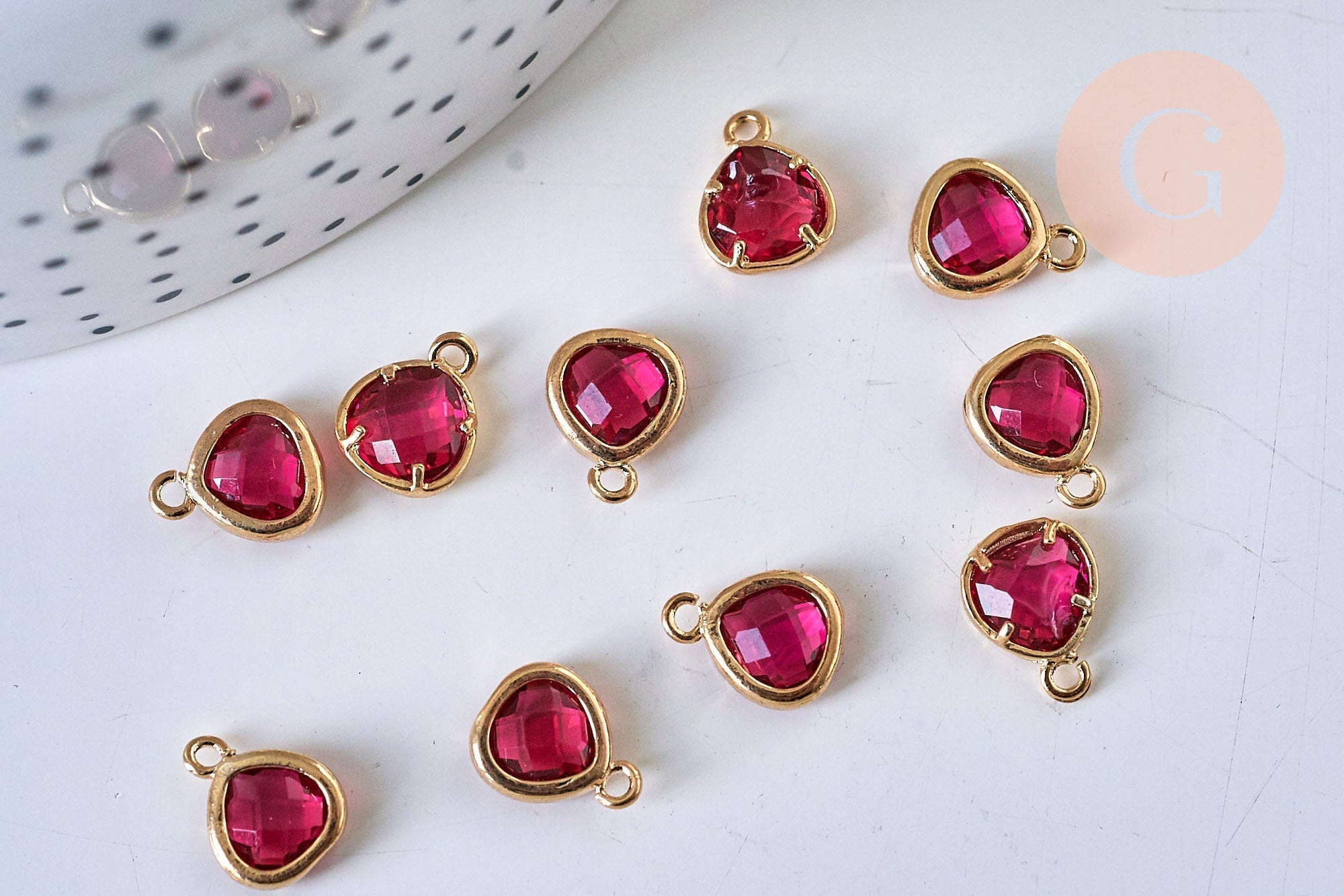 EP-Pendentif triangle cristal de bohème rouge rubis facetté laiton doré 11mm, x1 (G6116)