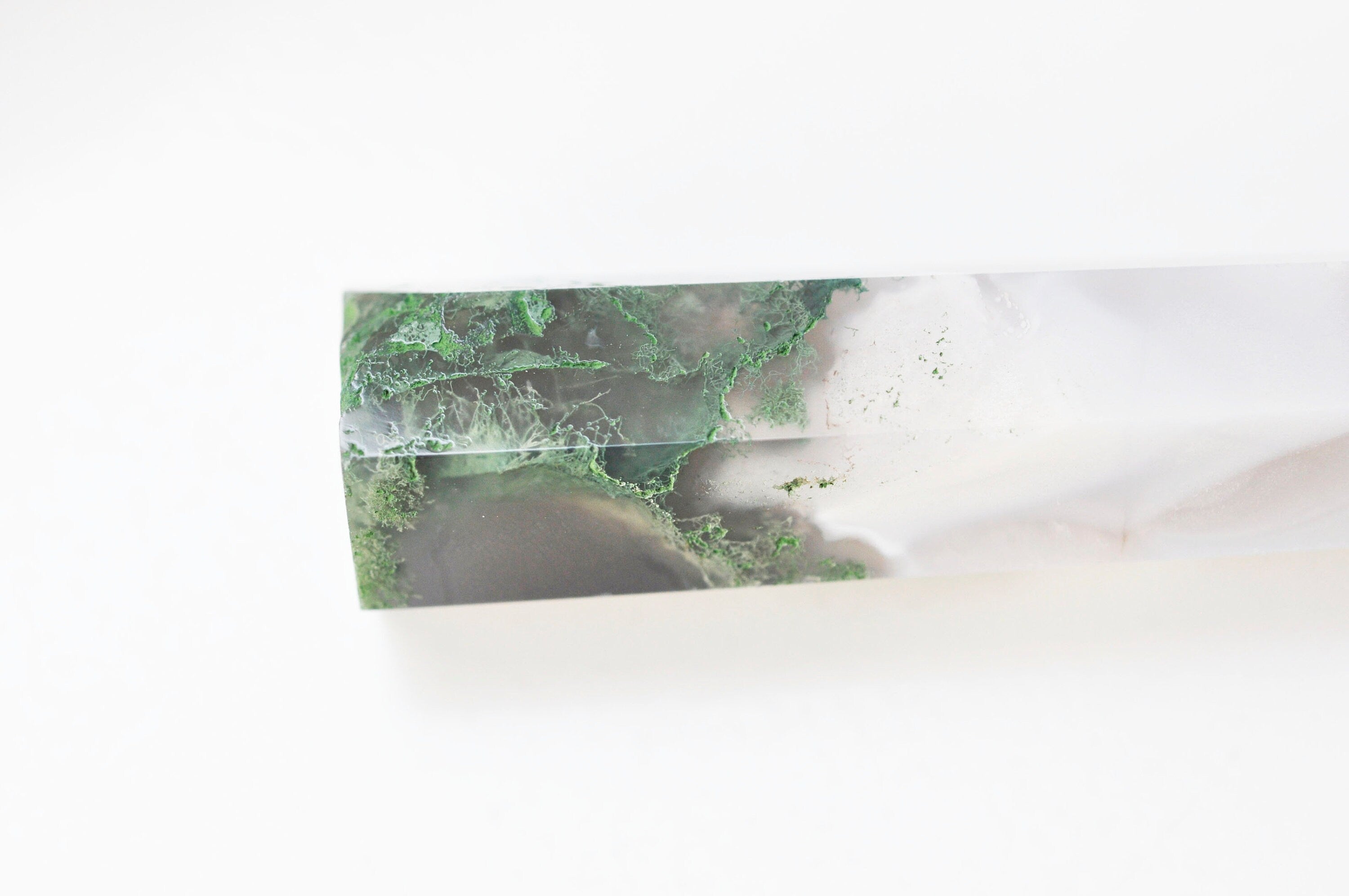 EP Pointe agate mousse verte naturelle roulée, agate mousse naturelle, pierre semi-precieuse, séance lithothérapie, la pièce G5024