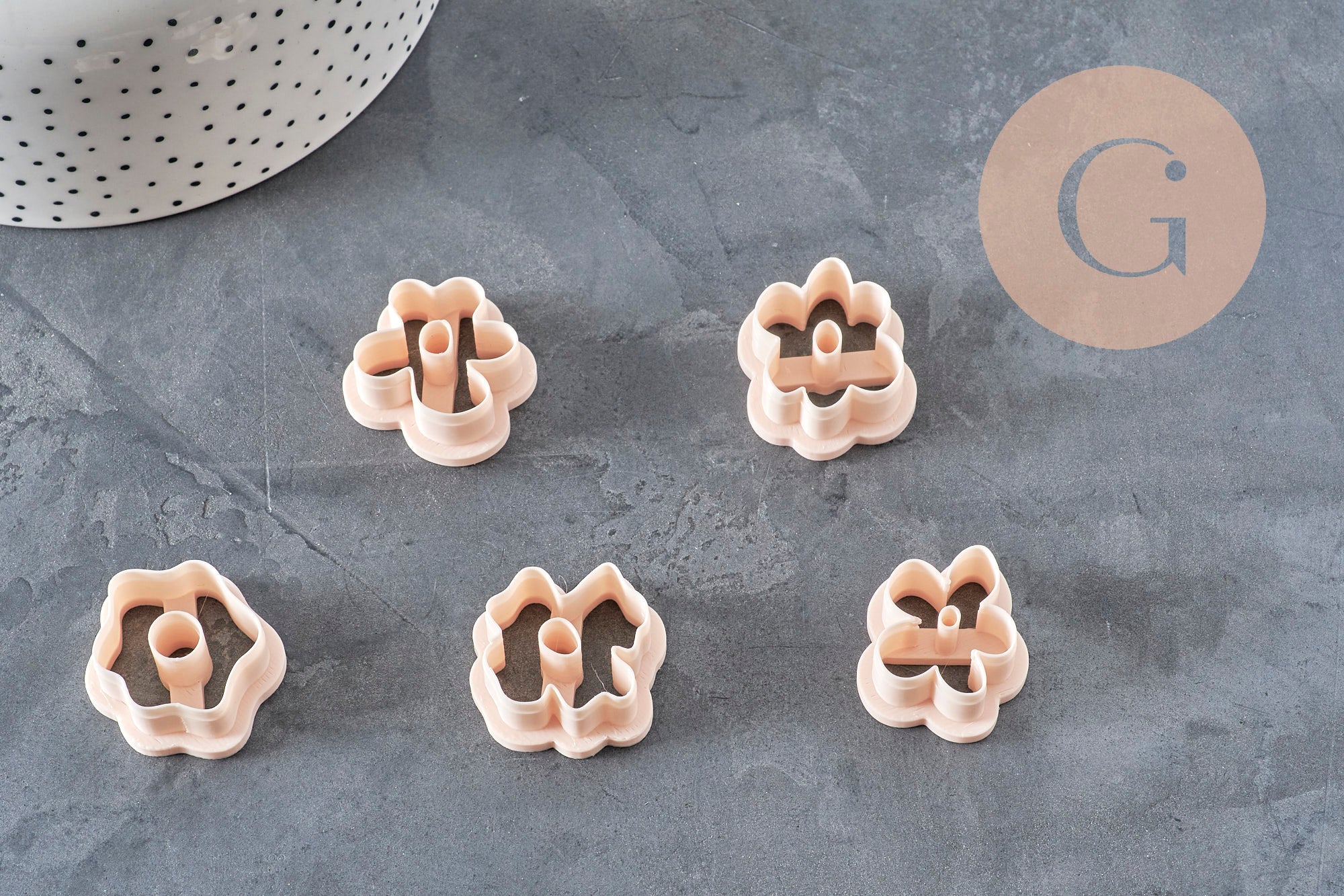 Cinq emporte-pièces fleur créole interchangeables 20mm en pâte polymère, couleur pêche clair.