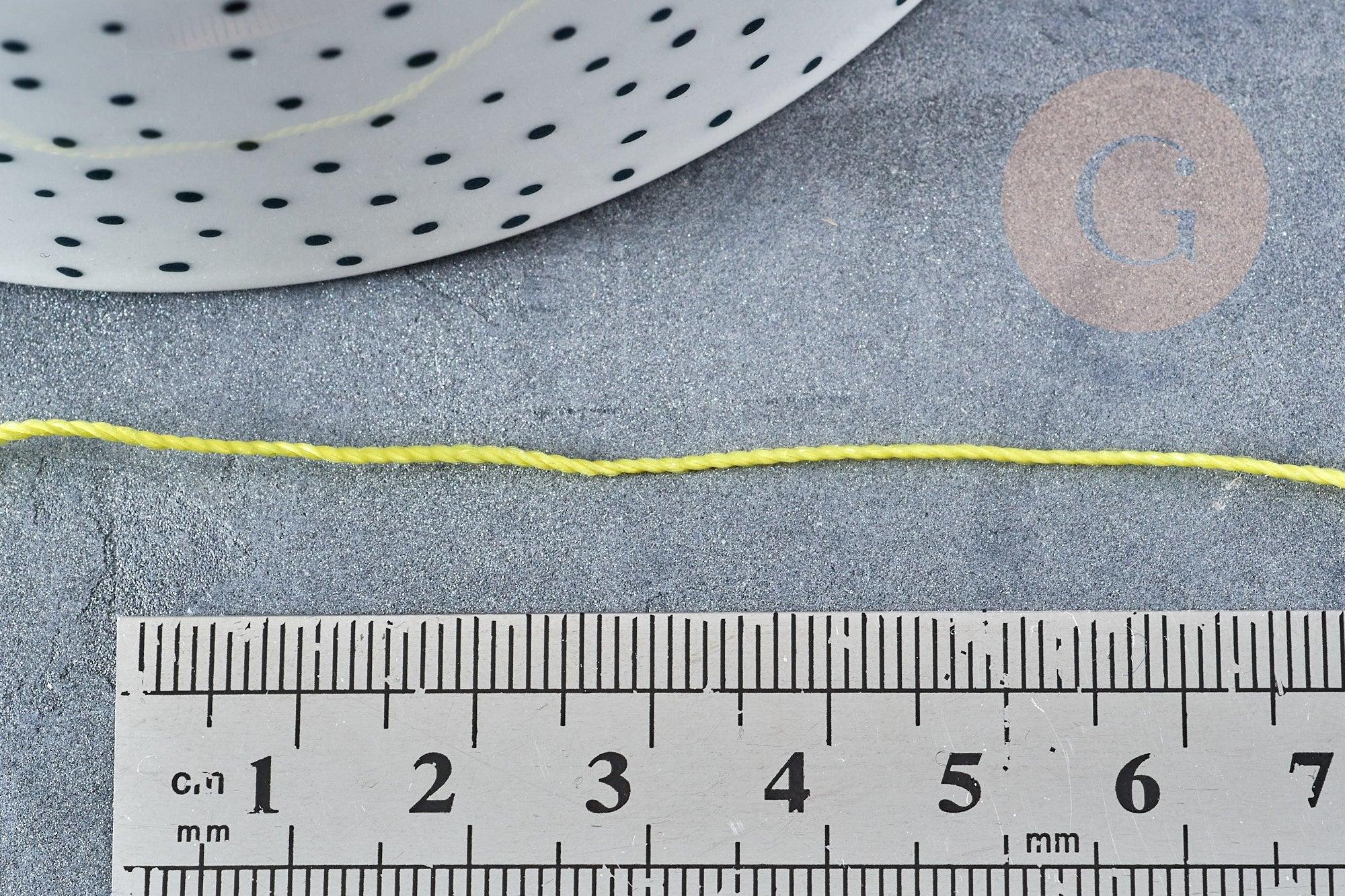 Fil nylon jaune nylon à broder-couture-bijoux 0.8mm , x10 mètres (G8313)