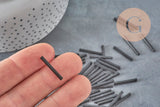 Cuentas de semillas tubulares negras grandes de 20 x 2,5 mm y 10 g (G3155)