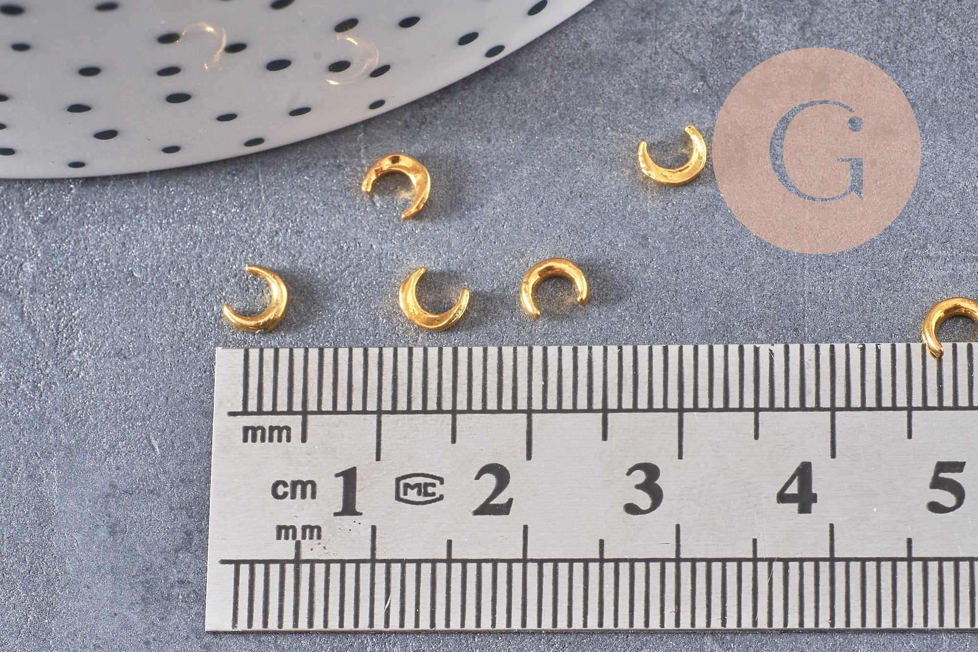 Lune à coller zamac doré 4x5mm,fournitures à coller pour décorer pierres et bijoux en inclusion résine, x2 G8250
