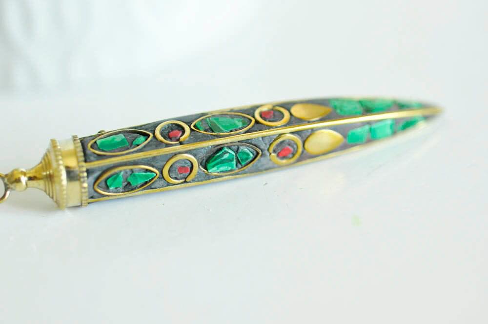 Pendentif Corne en laiton et pierres, pierre naturelle, pendentif doré, pendentif pierre, pendentif tibétain, 60mm,G2965