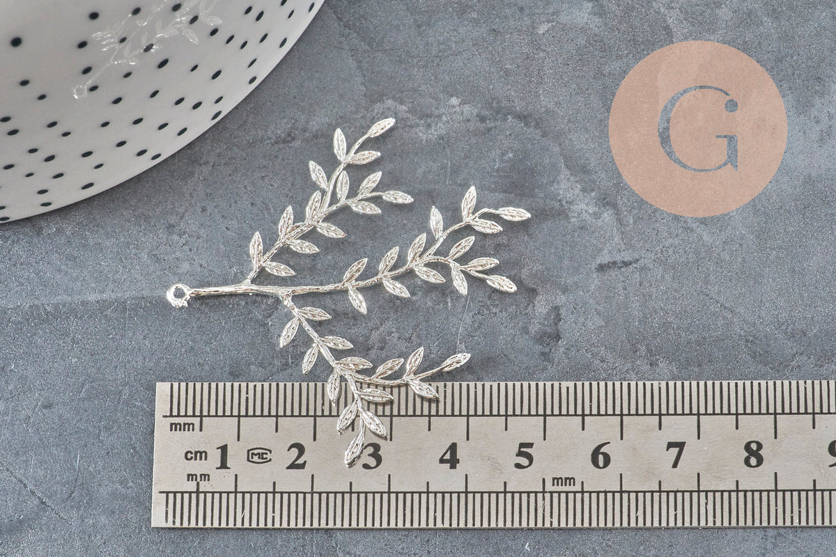 Colgante de rama con hoja de latón plateado, 49mm, x1 (G11339)