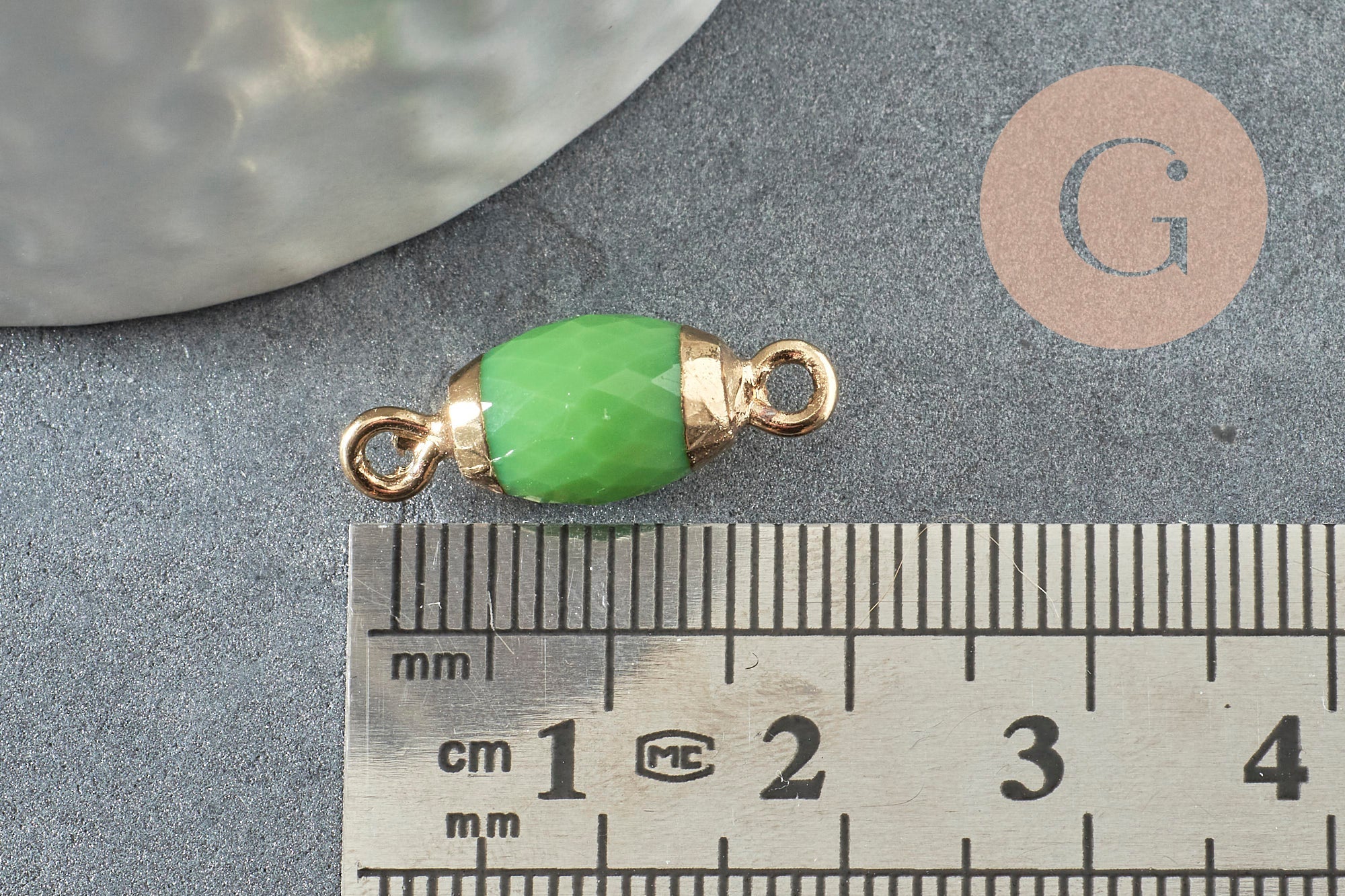 Pendentif connecteur ovale verre vert fer doré 21mm ,création bijou cristal et or x1 G4030
