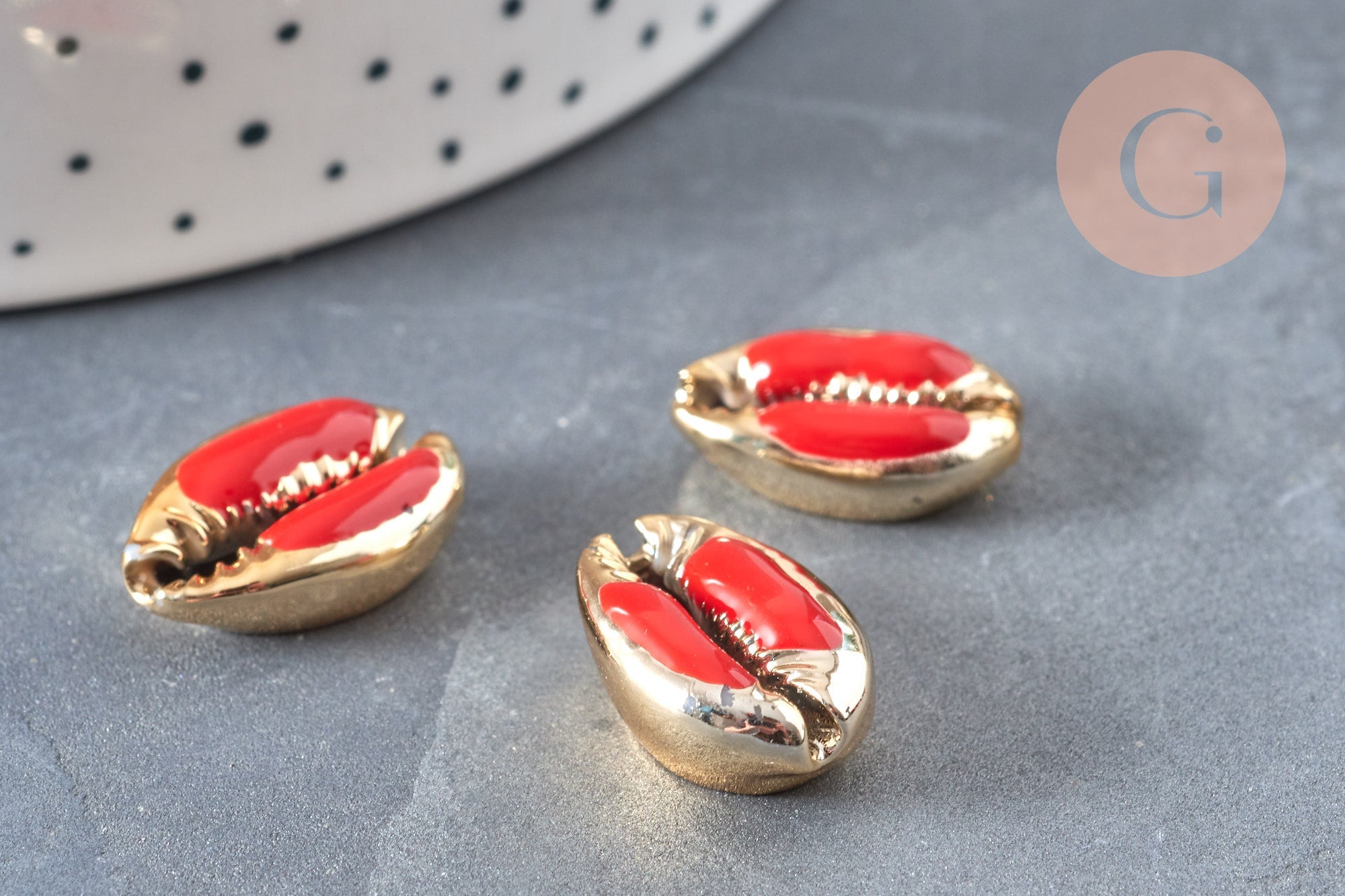 Pendentif coquillage cauri doré resine rouge 19mm,coquillage nature pour création bijoux, x5 (G1303)