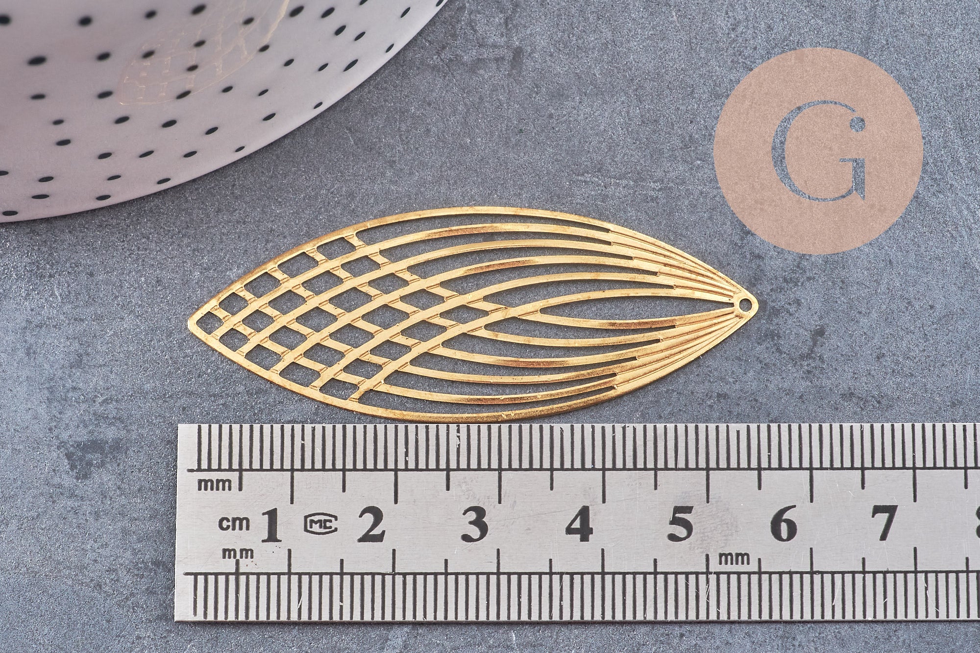 Pendentif estampe filigrane feuille ovale laiton brut 56mm, x2 (G10930)