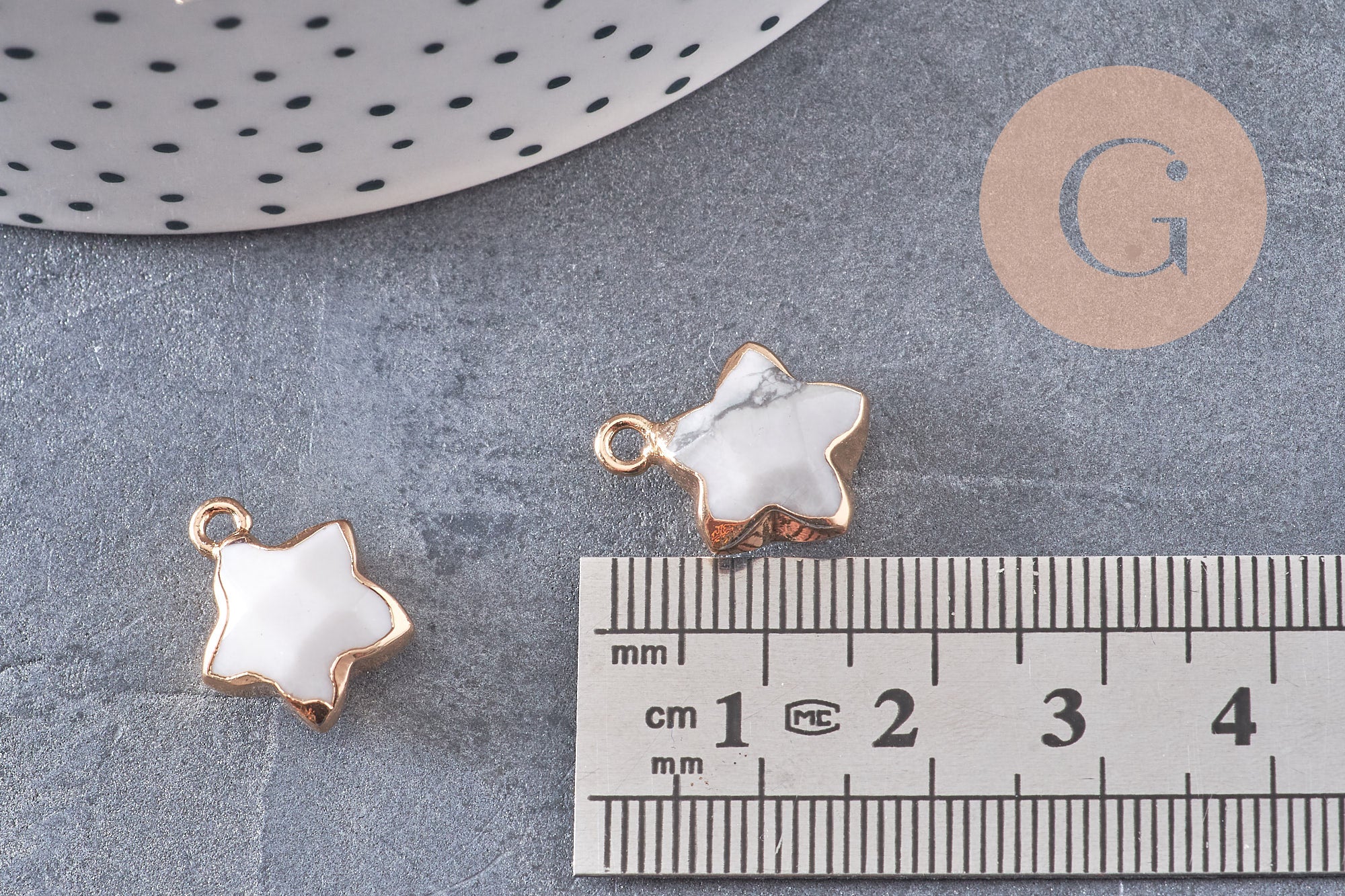 Pendentif étoile howlite blanche naturelle facettes fer doré 17mm, x1 (G3946)