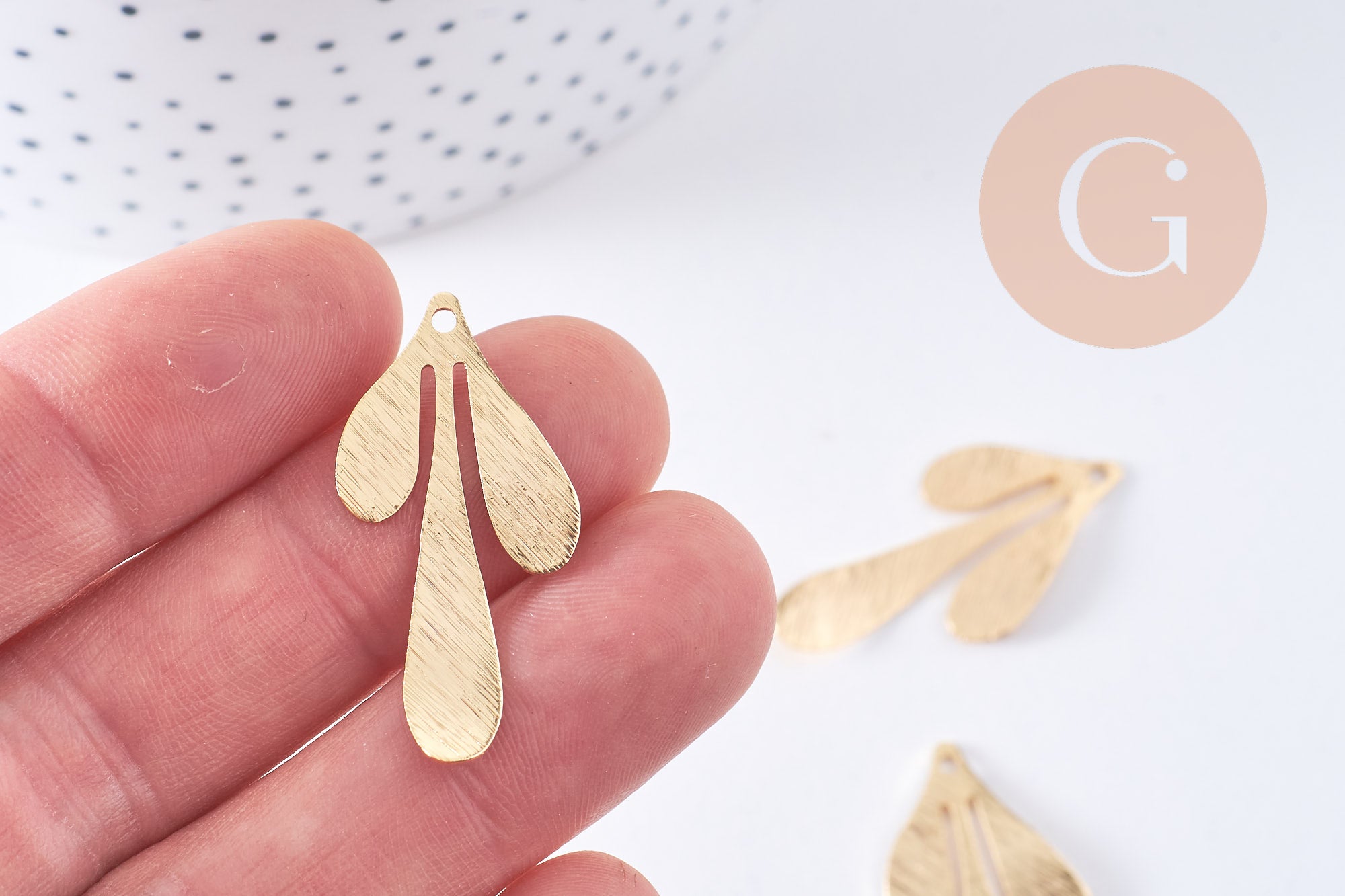 Pendentif feuille brossé laiton doré 18K 35.5mm, x1 (G6259)