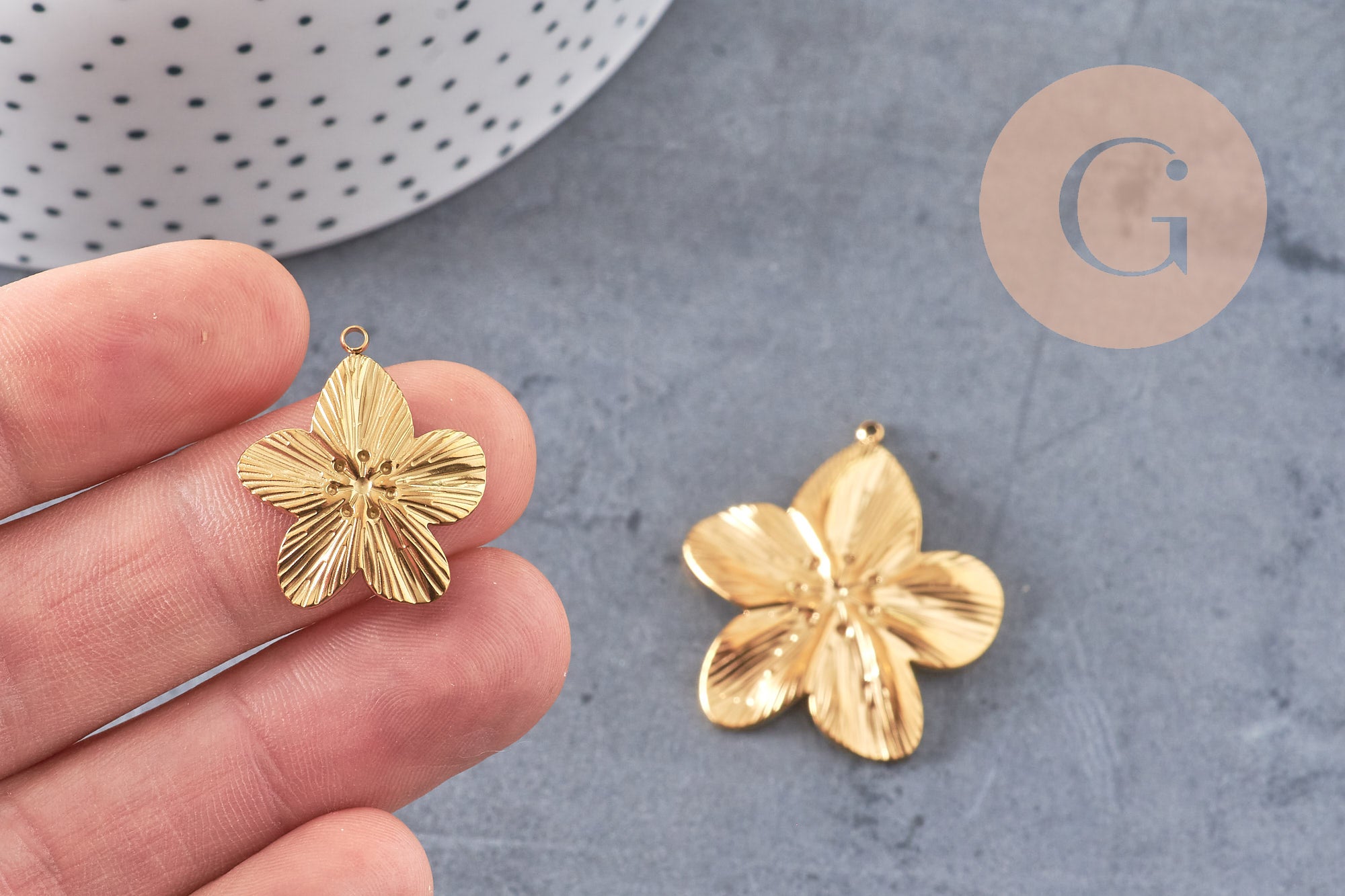 Pendentif fleur acier 304 inoxydable doré PVD percée 24mm /35mm, x1 (G10751)