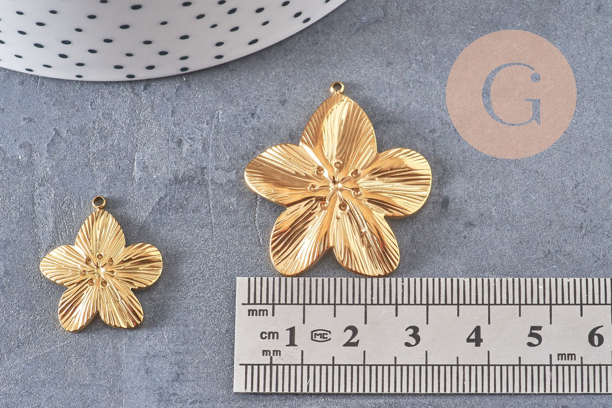 Pendentif fleur acier 304 inoxydable doré PVD percée 24mm /35mm, x1 (G10751)