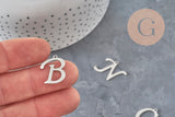 Pendentif lettre initiale acier inoxydable platine 20.5mm, x1 (G11374)-Breloques et pendentifs-Gingerlily Perles
