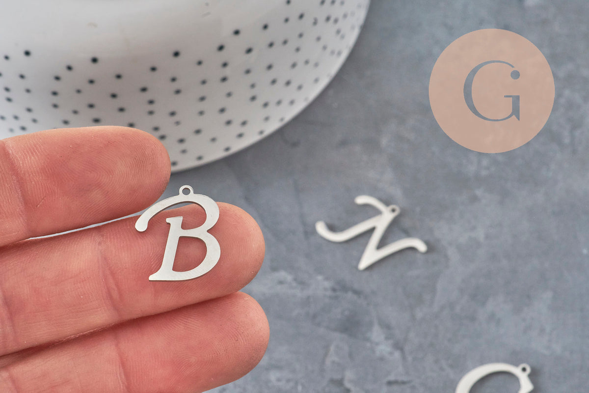 Pendentif lettre initiale acier inoxydable platine 20.5mm, x1 (G11374)-Breloques et pendentifs-Gingerlily Perles