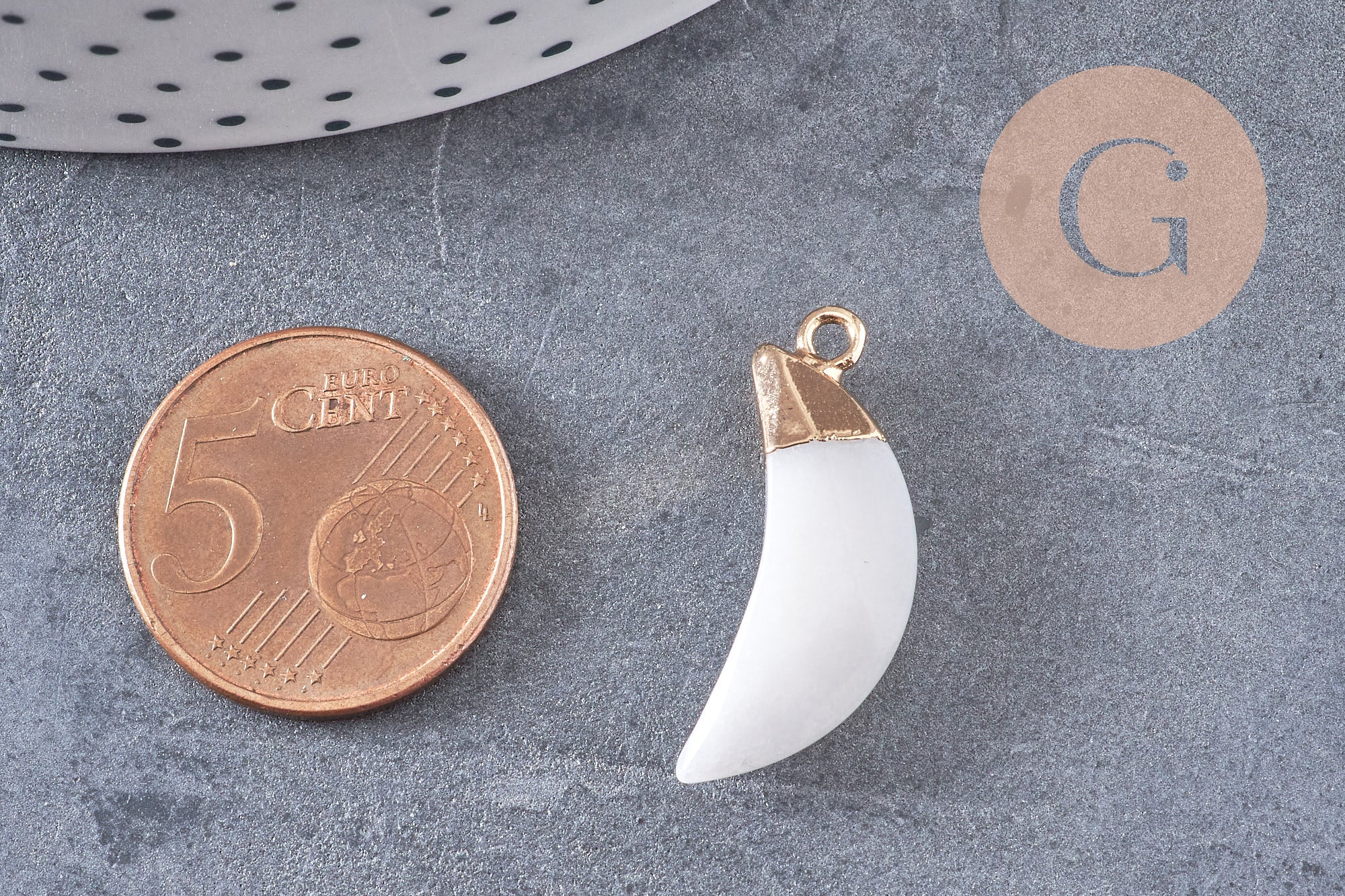 Pendentif lune jade howlite laiton doré 26mm, x1 (G1450)