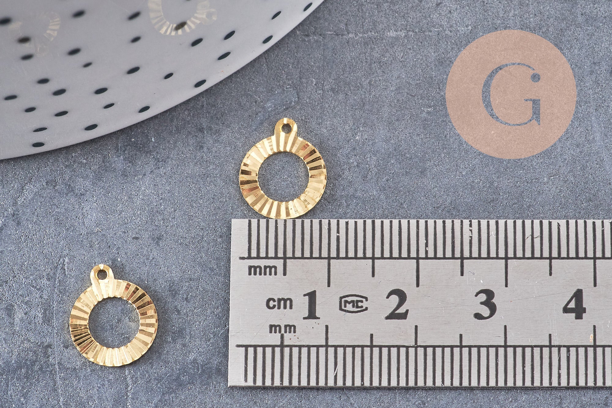 Pendentif médaille cerle texturée laiton brut, apprêt doré, sans nickel,médaille dorée, médaille ronde,10mm, x5 (G2826)